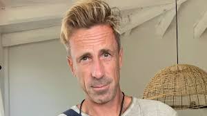 Couples' therapist reveals nine red flag 'phone behaviors' that may mean  your partner is hiding something