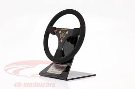 Obgleich der rennwagen mit der box stets in funkkontakt steht, dürfen auf der strecke nur die fahrer einstellungen verändern. Minichamps 1 2 Ayrton Senna Lotus 97t 12 Formel 1 1985 Lenkrad 254850012 Modellauto 254850012 4012138171398