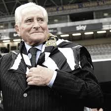 Giampiero boniperti (barengo, 4 luglio 1928) è un dirigente sportivo, politico ed ex calciatore italiano, di ruolo attaccante o centrocampista, presidente onorario della juventus. 9wphptp9eb02vm