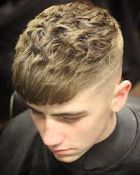 Man bun, coupe ultra courte, cascade de boucles… découvrez les coupes de cheveux incontournables masculines de l'année 2021. Foulard Par Zigue Nous Coupes De Cheveux Tendance En 2021 Coupe De Cheveux Homme Degrade Blond