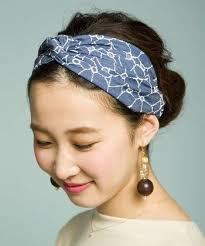 シンプルコーデが華やぐ ヘアバンド ターバン で 夏のおしゃれヘアを楽しもう キナリノ ヘアバンド ヘアアレンジ おしゃれ ヘア スカーフヘアスタイル