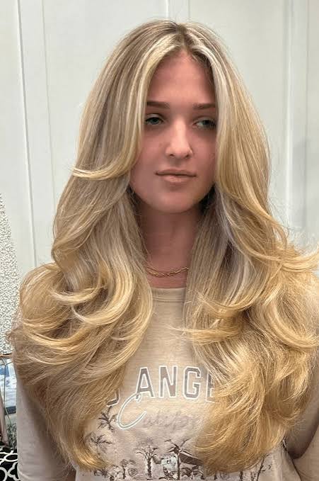 30 Captivating Blowout Hairstyles for Voluminous, Effortless Glam
