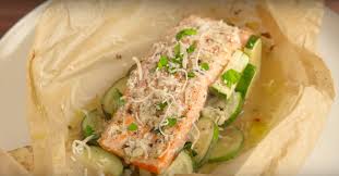 Filet De Saumon Et Courgettes Dans Un Beurre A L Ail Maison Recipes Garlic Butter Salmon Salmon Recipes