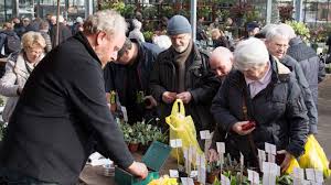 Die pralle sonne auf dem rücken, während man sich über. Markttage Mit Schneeglockchen Und Fruhbluher Im Garten Von Ehren