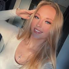 What are some unique thigh tattoo ideas?