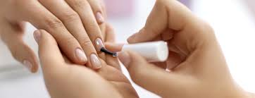 Die bis zu dreiwöchige haltbarkeit vom shellac ist so gut, dass man ihn nicht wegen des abgerockten looks entfernt, sondern, weil der nagel zu sehr heraus wächst. Der Grosse Nagellack Guide Ana Alcazar Magazine