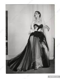 Rencontrez élégance et coquetterie dans cette robe à pois noir et blanc inspirée des années 60 ! Espagne Robe Du Soir En Tulle Blanc Et Noir Avec Un Pan De Paillettes Noires Modele Christian Dior Photo De Mode Idees De Mode Photographie De Mode Vintage