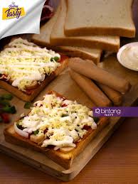 • 4 lembar roti tawar • 4 potong sosis rasa sapi/ayam • 1 buah bawang bombay, lalu iris memanjang • keju cheddar • saus barbeque dan saus tomat untuk olesan. 6 Resep Kreasi Roti Tawar Untuk Sarapan Yang Enak Dan Mudah Dibuat Hot Liputan6 Com