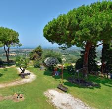 Elegant squares, old artisan workshops and a great many traditional trattorias. Castagneto Carducci Ein Dorf Mit Blick Auf Das Meer In Der Toskana Villaggio Orizzonte