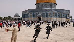 The temple mount is a holy site within the old city for jewish, christian, and muslim people. Wieder Zusammenstosse Am Tempelberg Israelische Polizei Treibt Muslimische Glaubige Auseinander Rt De