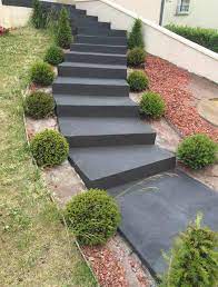 Le béton brut de décoffrage permet de disposer d'une surface bétonnée à la fois lisse et esthétique. Sublimez Vos Escaliers Exterieurs Avec Le Beton Cire