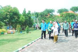 Selamat datang di sekolah berbudaya lingkungan smp negeri 2 depok…, sebuah spanduk selamat smp negeri 2 depok sebagai sekolah favorit beralamat di jalan bangau raya, kelurahan depok dalam hal ini mewujudkan sekolah yang bersih, sehat, dan rapi. Ypas Menuju Juara Nasional Lomba Lingkungan Sekolah Sehat Priendah Weblog