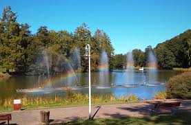 Dort gibt es seit 1960 eine seilbahn, die einen sagenhaften höhenunterschied von 20 metern überwindet. Wasserorgel Auf Dem Deutschmuhlenweiher Im Deutsch Franzosischen Garten Dfg In Aktion Mit Deutlich Sichtbarem Regenbogen Bild Von Deutsch Franzosischer Garten Saarbrucken Tripadvisor
