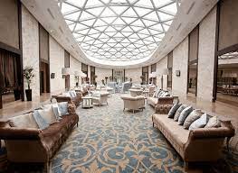 Boasting a superb spa and offering an amazing range of sports (including squash, tennis, a climbing wall, a huge indoor swimming pool and a range. Stejarii Country Club