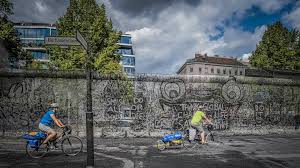Die berliner mauer war während der teilung deutschlands ein grenzbefestigungssystem der deutschen demokratischen republik (ddr), das mehr als 28 jahre, vom 13. Berliner Mauer Erstmals Langer Weg Als Da Politik Sz De
