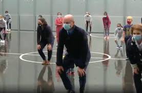 Faire du vélo découvrir le patrimoine découvrir la nature découvrir la france être avec des amis c'est «mon. Jean Michel Blanquer Devient La Risee De Twitter Apres Sa Seance De Sport Hilarante Dans Une Ecole Video