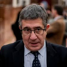 Patxi López considera "indecente ensuciar" la honorabilidad de la mujer de  Sánchez