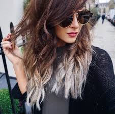 Femme avec couleur ombrage tie dye blond sur cheveux chatain. 1001 Idees Tie And Dye Blond Des Cheveux Yin Et Yang