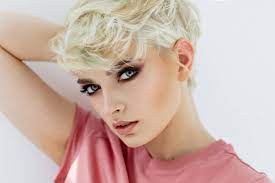 Blonde Kurzhaarfrisuren 2019 Bubikopf In Platinblond Zersauste Haare Wuschel Look Kurzehaare Kurzhaarfri In 2019 Short Hair Styles Long Hair Styles Feminine Short Hair