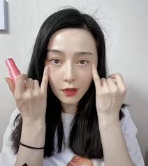 Nữ hoàng thảm đỏ" Phạm Băng Băng bị mỉa mai hết thời