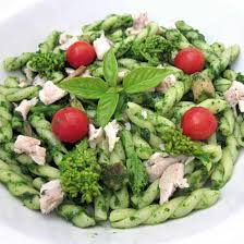 1) lava i pomodorini, tagliali a cubetti e lasciali sgocciolare in un colino per 10 minuti. Pasta Con Pesce Spada Cime Di Rapa Funghi E Pomodorini Scottati Fresco Pesce