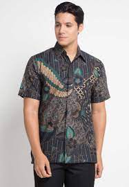 Baju batik muslim pria ini harus disesuaikan dengan kepercayaan agama islam untuk menggunakan model baju yang lebih longgar dibandingkan yang lainnya serta tidak memperlihatkan lekuk tubuh. Model Batik Pria Modern Terbaru Busana Batik Batik Model