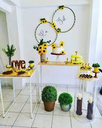 Se você já tem o ambiente pronto, mas todo branquinho e quer dar vida e cara nova a área do banho, nem é preciso partir uma combinação atual é amarelo com turquesa, como pode ser visto neste projeto que tem o tom azulado como base para a decoração. Festa Girassol 95 Ideias Encantadoras Para A Sua Festa
