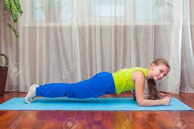 Speziell widmen wir uns auch der beweglichkeit der wirbelsäule. Fitness Sport Training Und Lifestyle Konzept Fitness Ubungen Zu Hause Kinder Ubungen Auf Der Matte Im Haus Lizenzfreie Fotos Bilder Und Stock Fotografie Image 51937365