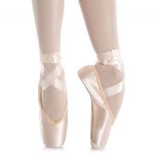 This shoe has a strong block and tapered on to pointe platform, with a shock absorbing layer to diffuse stress. Freed Classic Pro Pointe Shoe