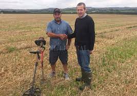 Como hacer un detector de metales casero geotek para la busqueda de tesoros. Salio A Buscar Un Tesoro Con Un Detector De Metal Y Lo Encontro El Litoral Noticias Santa Fe Argentina Ellitoral Com