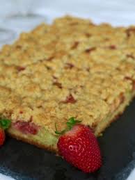 Gateau Crumble A La Rhubarbe Et Aux Fraises Dans La Famille Cuisine Je Voudrais Recette Avec Des Fraises Rhubarbe Gateau Moelleux