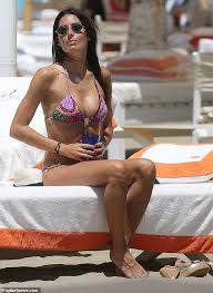 Elisabetta gregoraci is a 41 year old italian tv personality. Flavio Briatore Ist Das Modell Ex Frau Elisabetta Gregoraci 40 Prasentiert Ihre Figur Im Knappen Bikini Aktuelle Boulevard Nachrichten Und Fotogalerien Zu Stars Sternchen