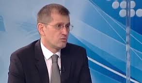 Rebić je na konferenciji za novinare ponovio da su povređena 43 policajca, zapaljeno pet vozila i uništeno mnogo opreme, kao i da su privedene 24 osobe koje će se danas naći pred sudijama. Rebic Na Rts Policija Ce Brzo Rasvetliti Pokusaj Ubistva U Novom Sadu Informer