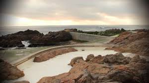 A piscina das marés é um conjunto de piscinas de água salgada localizadas na praia de leça, na freguesia de leça da palmeira, concelho de matosinhos, distrito do porto. Piscina Das Mares Leca Da Palmeira Matosinhos