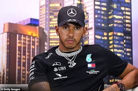 The world champion dropped to third in the opening stages. Sechs Mal Weltmeister Lewis Hamilton Anspruchsvolle 40 Millionen A Jahr Zu Unterzeichnen Fresh Bezug Mit Mercedes Aktuelle Boulevard Nachrichten Und Fotogalerien Zu Stars Sternchen