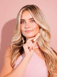 Farrah Edge's Instagram, Twitter & Facebook