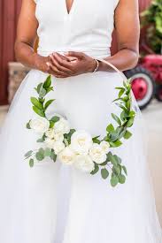 Decorate your black wedding cake with golden scrollwork motifs, berries, and red roses for a dessert that's fit for a winter wonderland theme. Bride Roses Wedding Bouquet Bridal Flowers Japanese Alternative Bouquet Elegant Red Cream And Black Wedding Bouquet And Groom Boutonniere Accessories Weddings Korpuslingerie Com Br