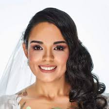 Una vez me preguntaron si era feliz. Le pedí a la persona que definiera la  palabra. Porque ser feliz es diferente para todos.. Mi respuesta fue la  siguiente. Agradezco que tengo a