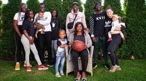 Holden, luke, cambrie, and faith. Dennis Schroder Nba Star Stellt Exklusiv Seine Familie Vor Welt