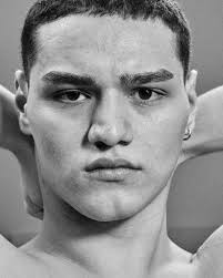 德国超模大赛》力捧大码男模，自信挺起小肚腩，拒绝身体羞辱