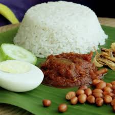 Penjual menaruh bungkusan nasi lemak tersebut ke dalam sebuah dus makanan yang berbentuk balok. Penjual Nasi Lemak Pasir Mas Home Facebook