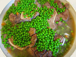 Gli ossibuchi con piselli sono un secondo piatto sostanzioso perfetto per una cena in famiglia. Ossobuco Con Piselli I Piaceri Della Maremma
