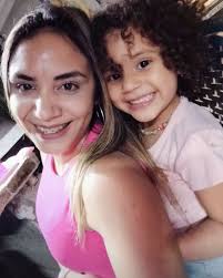 Trabajar en equipo implica unos objetivos comunes y unas funciones  específicas de cada miembro. Es necesaria una actitud positiva hacia los  otros miembros del equipo, buena comunicación, liderazgo, comprender y  conocer las