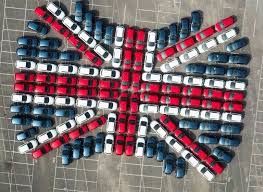 英国uk 沃克斯豪尔vauxhall 汽车公司为了庆祝启动制作新款astra汽车 用128辆汽车拼凑出巨型英国国旗的图案 制作国旗图案花费了将近24个小时 vauxhall motors vauxhall vauxhall astra