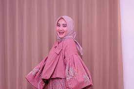 Atasan utk rok prisket warna dusty pink. 8 Padu Padan Gaya Hijab Warna Pink Ala Fatin Dari Rok Plisket Sampai Gamis Brokat Womantalk