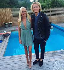 Sono giunto alla conclusione di fermare la mia carriera da giocatore, farò parte dello staff della prima hiljemark, quindi, si ritira a soltanto 28 anni a causa dei troppi infortuni. Sweden Midfielder Oscar Hiljemark Goes On Holiday With His Brilliant Girlfriend Elin Wass 7m Sport