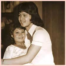 Christopher de Leon, dumating sa lamay ng kanyang dating asawa na si Nora  Aunor. 🕊️ Ang kanilang pagmamahalan at pagsasama noong 1975 ay nagbigay  daan sa isang pamilya na puno ng alaala