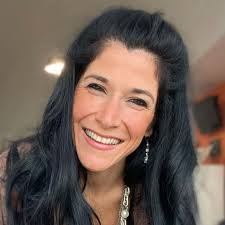 Hiiii guys. Intro time. I'm Caitlin—I'm a foodie, a chef, a wife, a  stepmom, a dog mom. I share recipes, cooking tips and the like 🫶 Welcome  to threads 🧵 😎