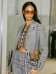 Discover luxury outerwear, leather bags, cashmere scarves, beauty and more. Burberry Plans A Live Digital Experience For Spring 2021 Vogue
