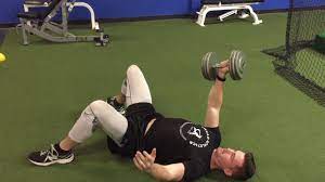 Viele sportler beginnen ihr brusttraining jede woche mit flachbankdrücken und machen richtest du dir zu hause einen trainingsbereich ein gilt entsprechend: Hantelubungen Fur Die Brust Ohne Eine Hantelbank Fitfreaks
